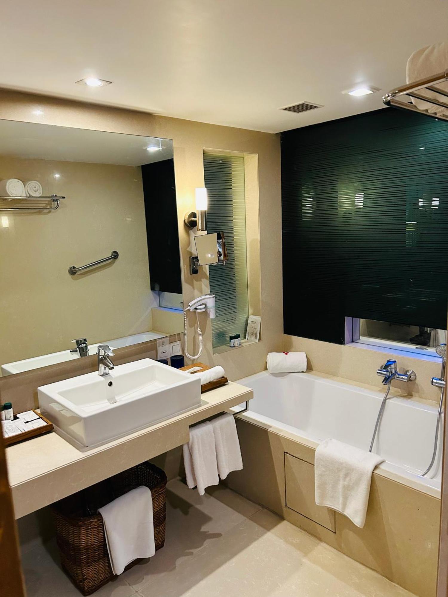 Fortune Select Sg Highway, Ahmedabad - Member Itc Hotels' Group Luaran gambar