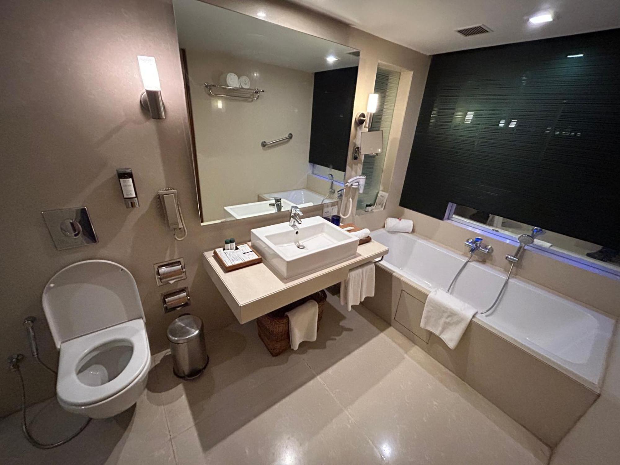 Fortune Select Sg Highway, Ahmedabad - Member Itc Hotels' Group Luaran gambar