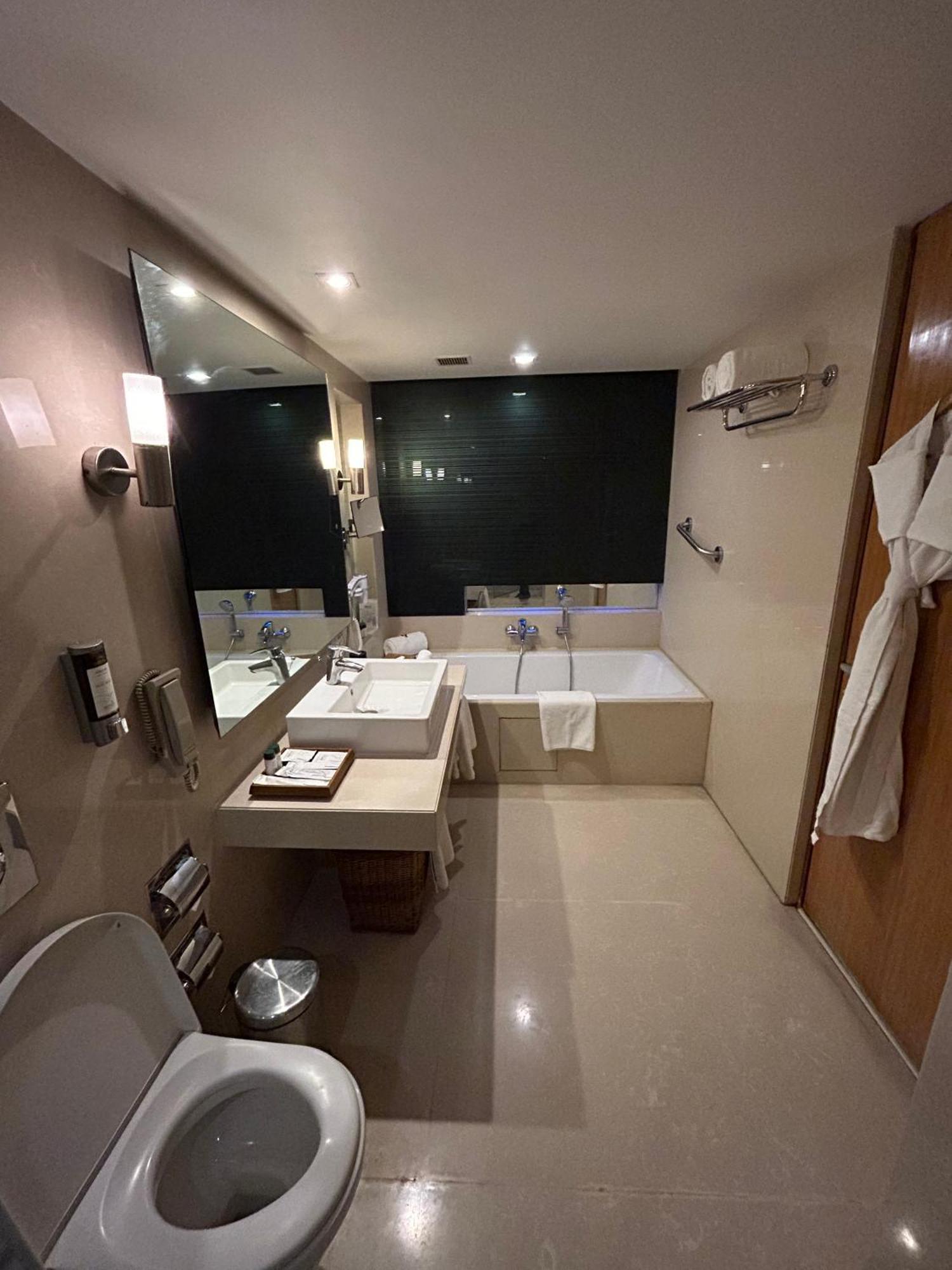 Fortune Select Sg Highway, Ahmedabad - Member Itc Hotels' Group Luaran gambar